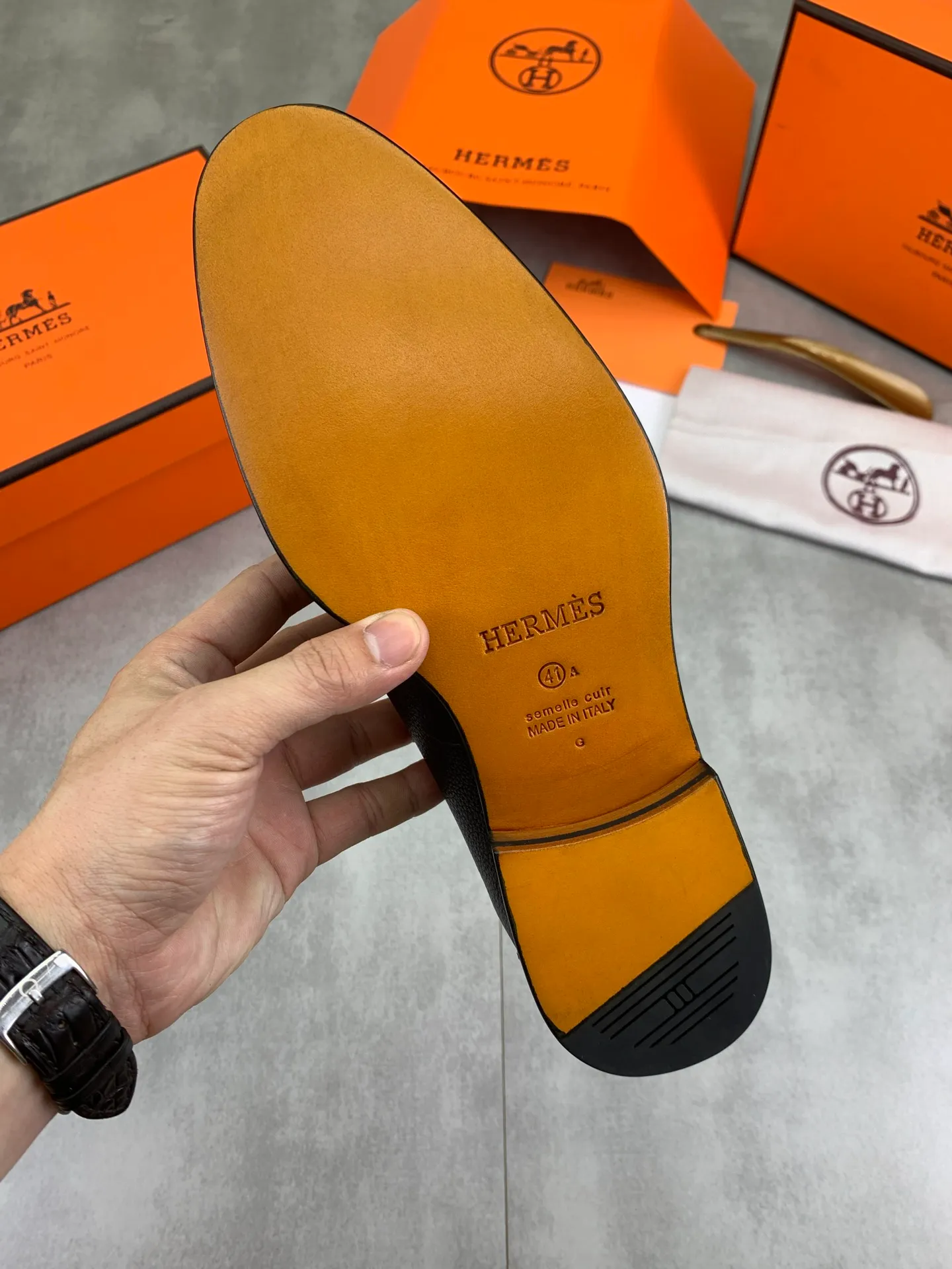 Factory price P980 💰💎💎💎 Original genuine leather outsole Brand: Hermès Grade: Same as the official website Original quality materials: Original soft calfskin Water-dyed cowhide lining Original Italian genuine leather outsole Style categories: Men's fashion Formal casual leather shoes Slip-on men's shoes series Young fashion European and American trends British style Code number: 39-45 (38.46 can be customized)